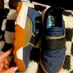 Women’s size 10/men’s size 8 1/2
Worn once. Comfy Cush insert.